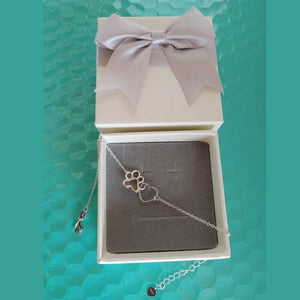 Pulsera de huella y corazón de plata dentro de caja de regalo con un lazo de Pandora