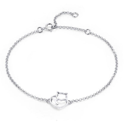 Pulsera con corazón y gato para mujer de plata, sobre fondo blanco, de pandora.