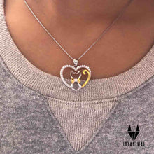 Gargantilla en cuello de mujer con cadena de platacon un colgante de swarovsky con forma de oro y corazón con detalles en oro