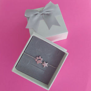 Pulsera de plata en caja de regalo para mujer, con detalle de huella de gato o perro y una estrella de 5 puntas de pandora